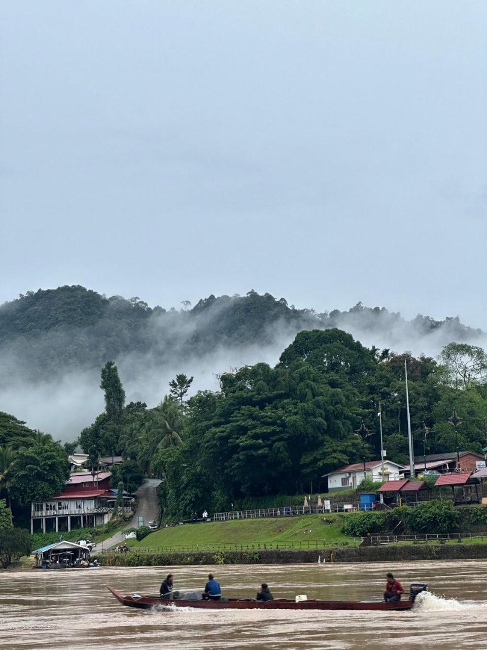 Teresek View Motel Kuala Tahan Exteriör bild
